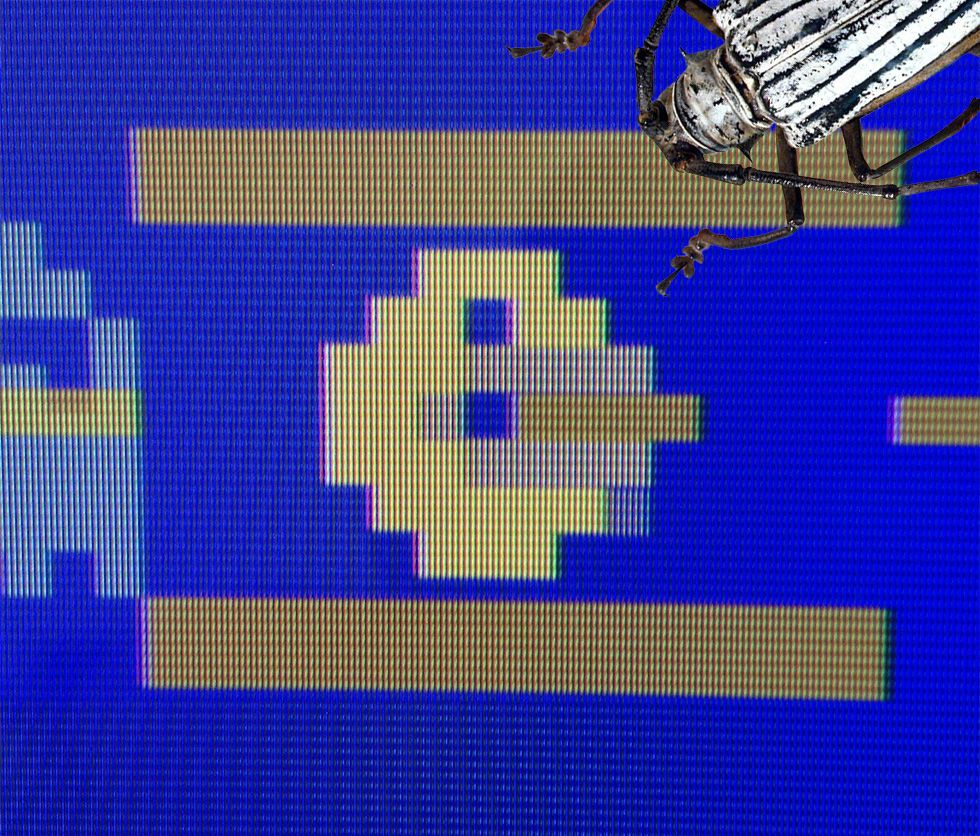 As captured on an iPhone 4S, this photograph showcases the Atari 2600 Pac-Man game running on Batocera Linux, displayed on a Sony Multiscan E230 monitor via a native VGA output (no HDMI/DVI adapters). Despite some potential convergence issues, the overall quality of the image is excellent. I love Atari 2600 Pac-Man, it’s just so pokey!