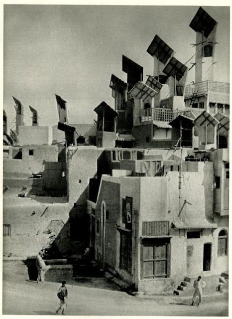 Atrapavientos en Hyderabad, Pakistán. Créditos: Bernard Rudofsky, Architecture Without Architects, 1964.