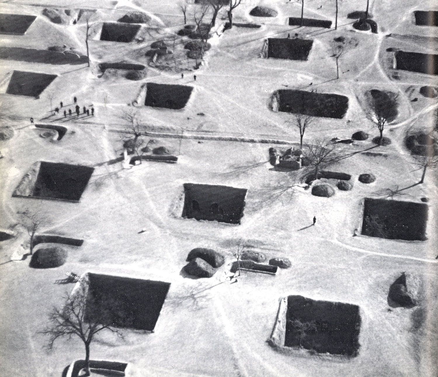 Patios rectangulares de casas cueva. Créditos: Bernard Rudofsky, Architecture Without Architects, 1964.