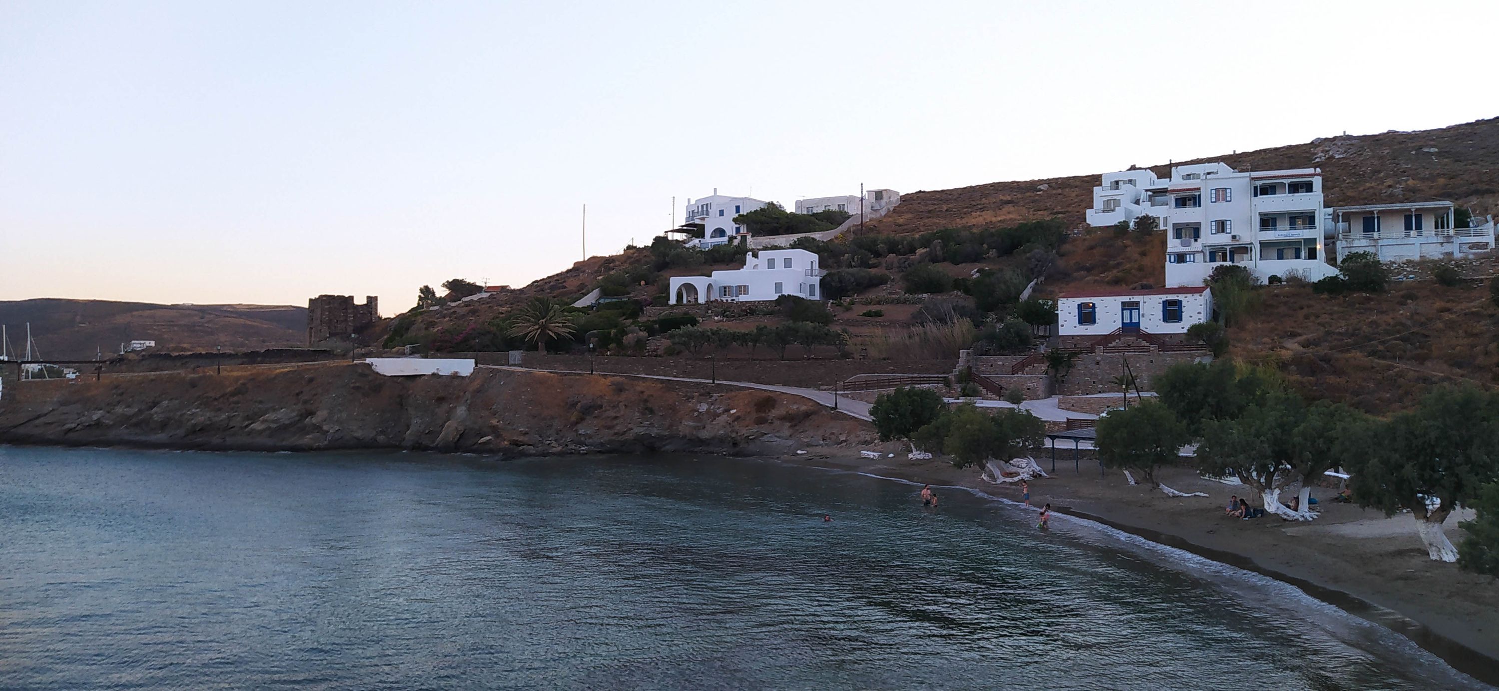 Interlude : vue de la petite plage en contrebas de la maison que l’on voit tout en haut au centre