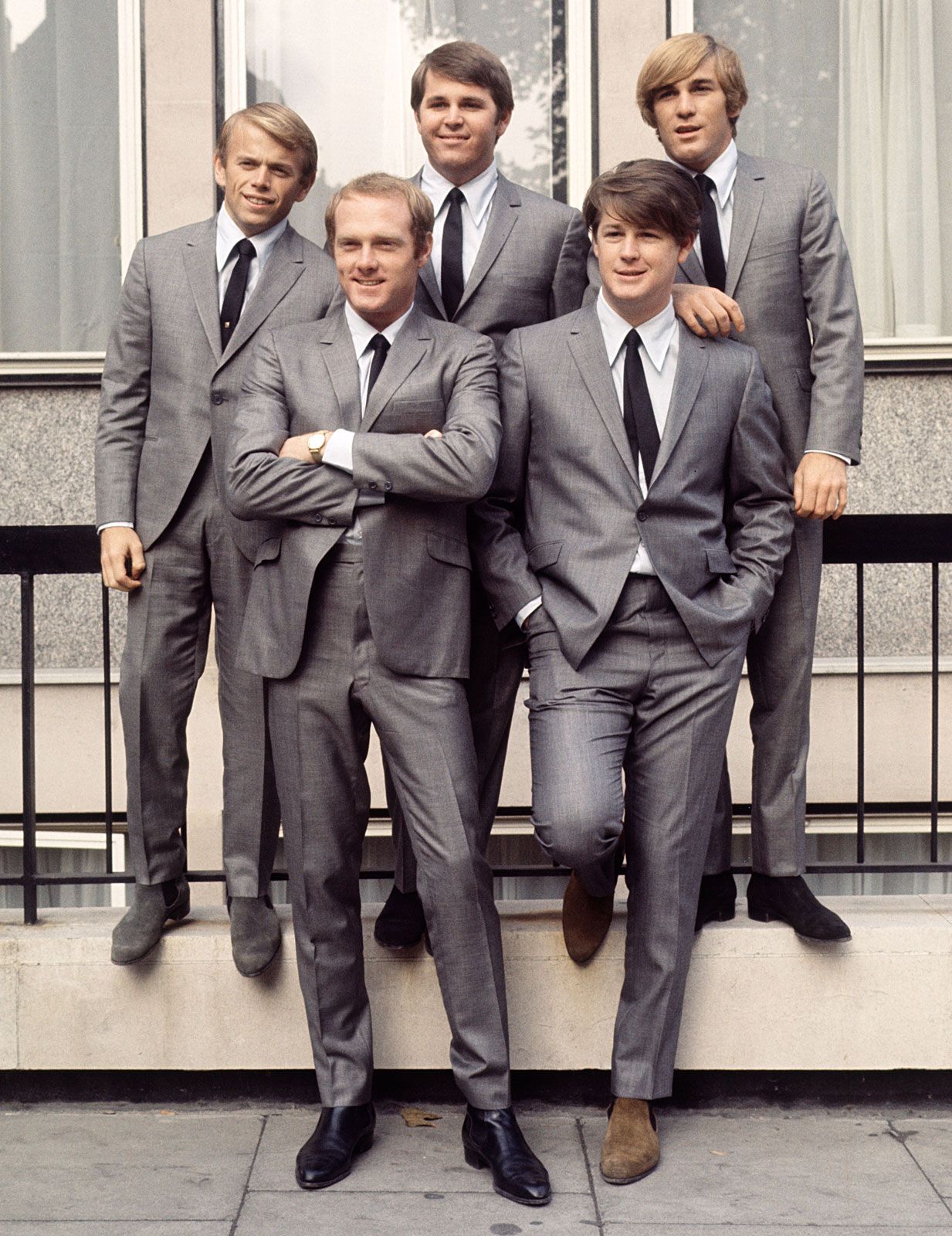 The Beach Boys ( orario da sinistra alto Al Jardine - Carl Wilson - Dennis Wilson - Brian Wilson - Mike Love - 1966)