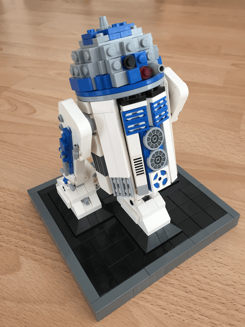 MOC-0493 - R2-D2