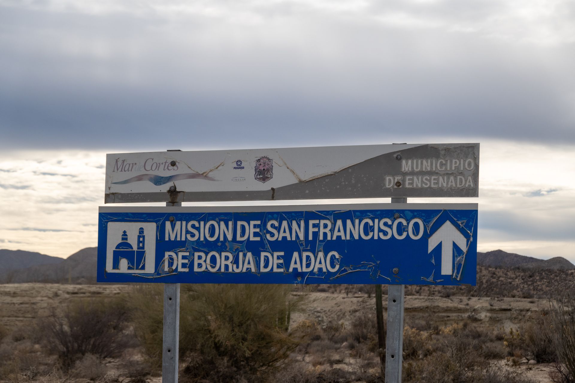 Road sign to the Misión