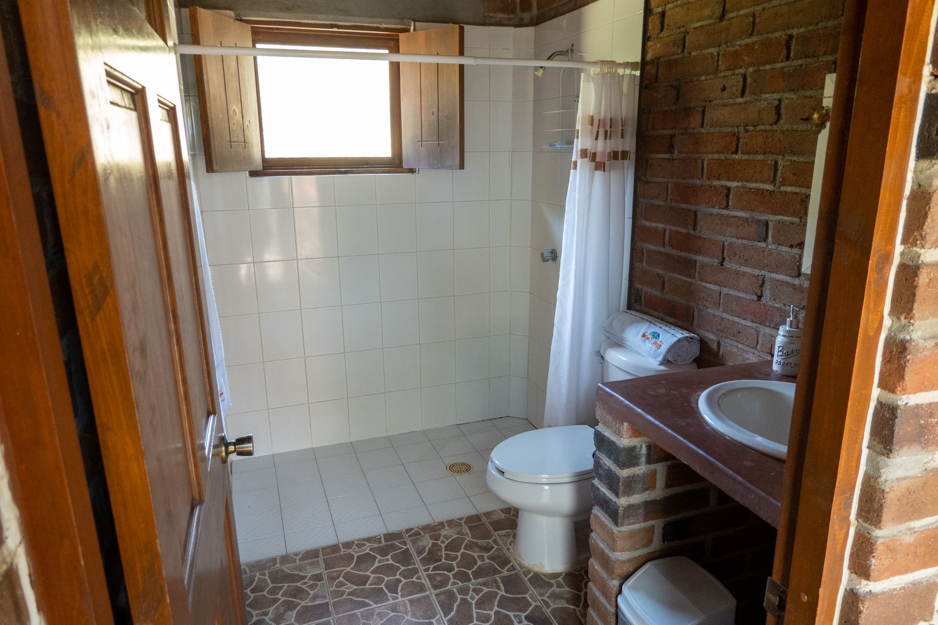 A private and clean bathroom: Yay!