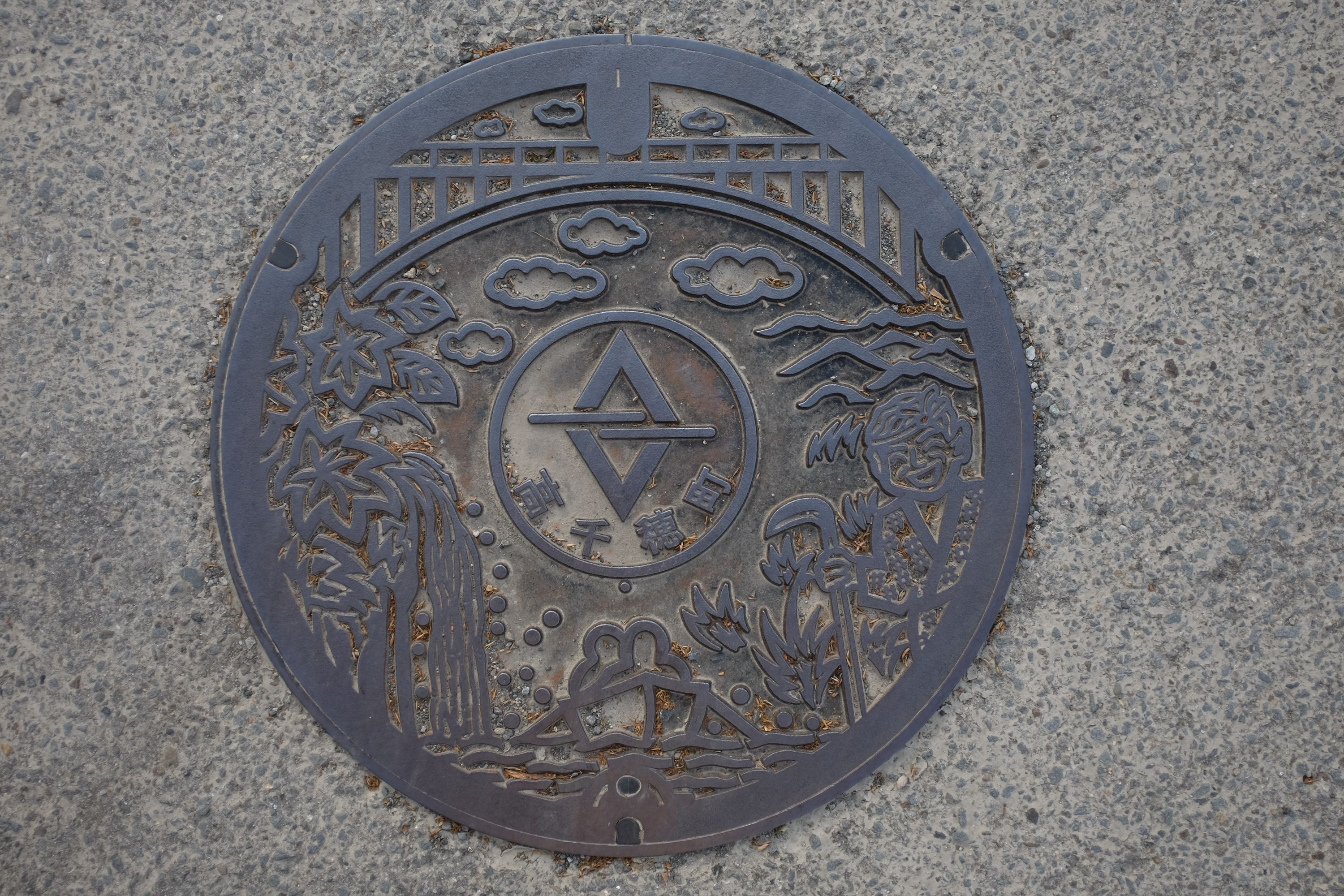 A manhole cover shows one of the boats in the gorge.