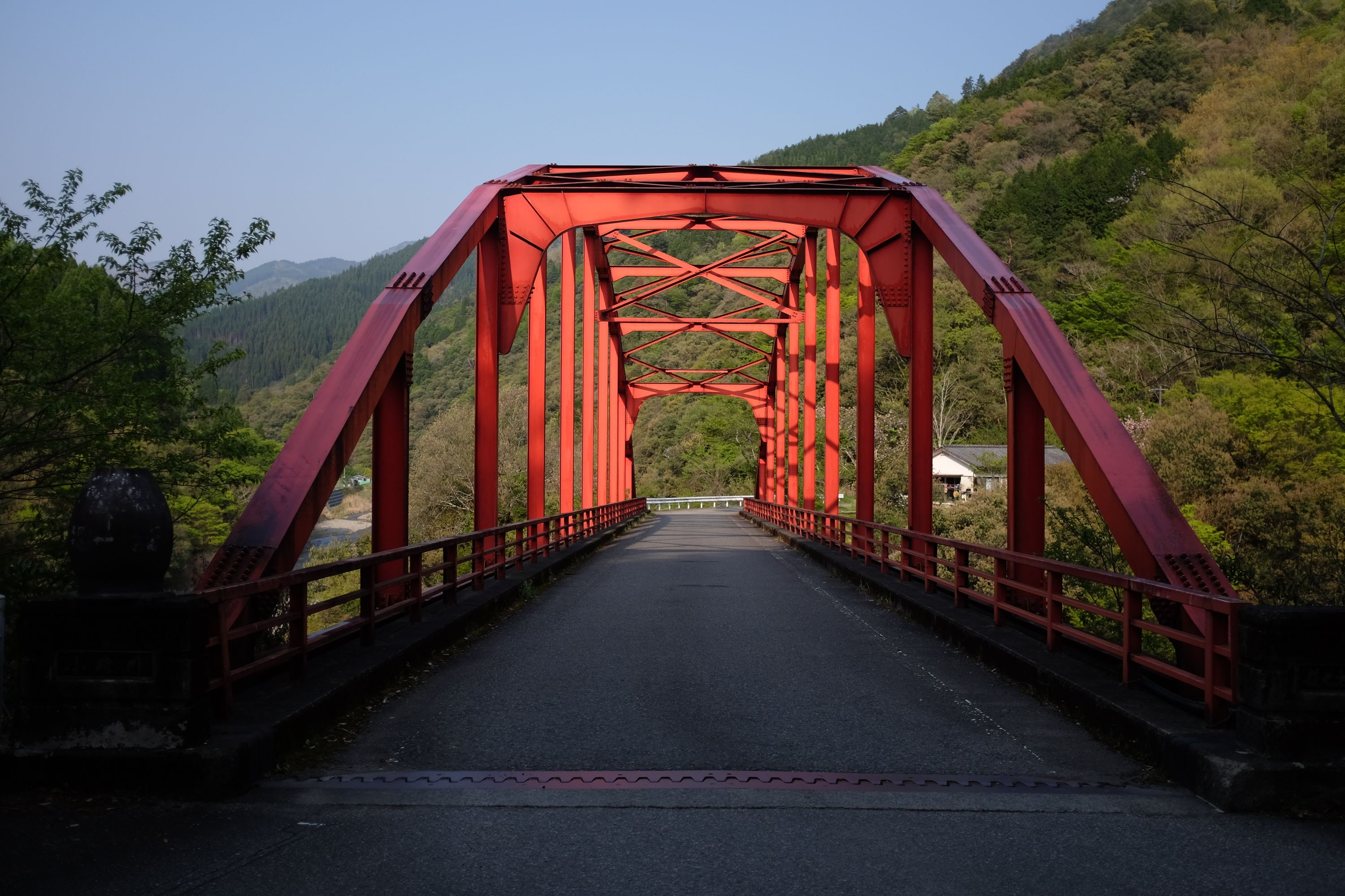 Red bridge at the Upper Shiiba Dam, Miyazaki. Photo: Peter Orosz