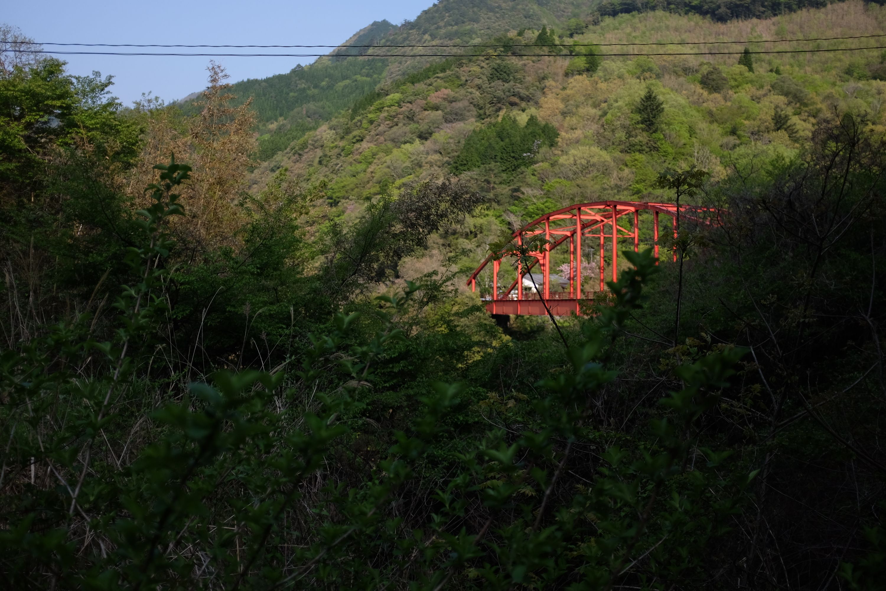 Red bridge at the Upper Shiiba Dam, Miyazaki. Photo: Peter Orosz