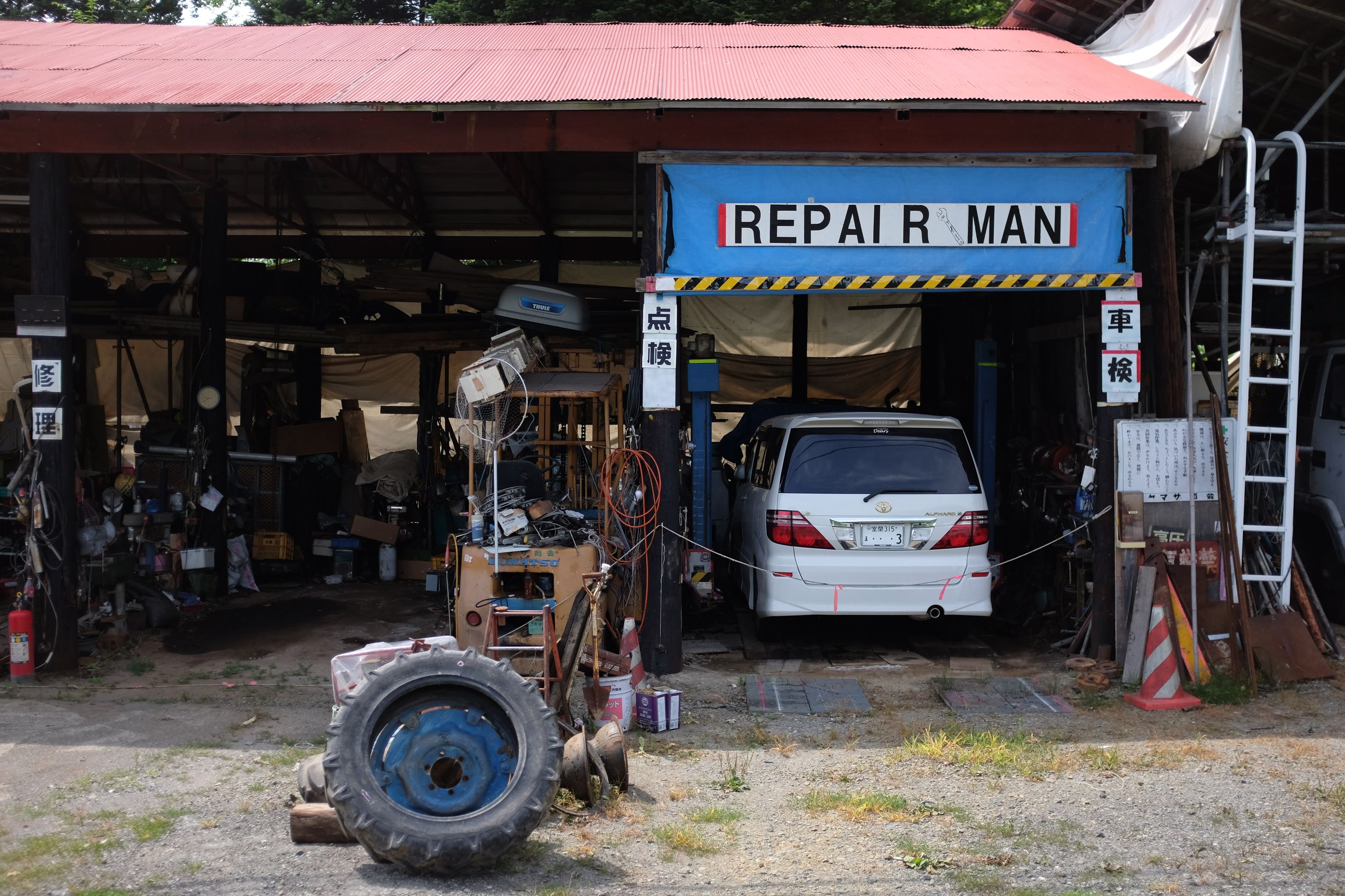 A car repair shop labelled REPAIR MAN.