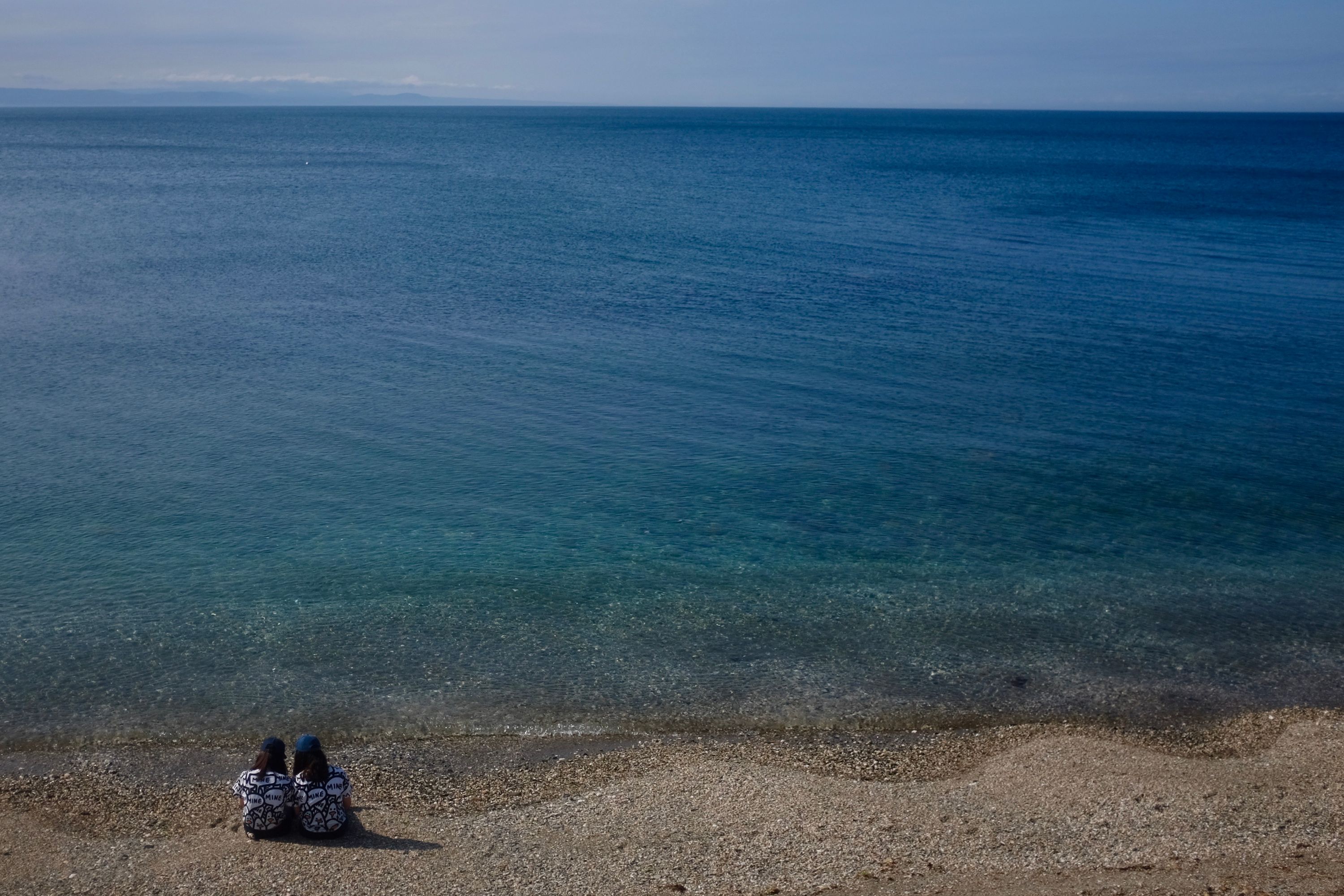 Two girls at Kōzaki Beach, Ōita City. Photo: Peter Orosz